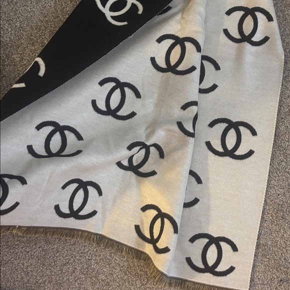 CHANEL SCARF 🧣 (half cashmere) - Picture 4 of 7